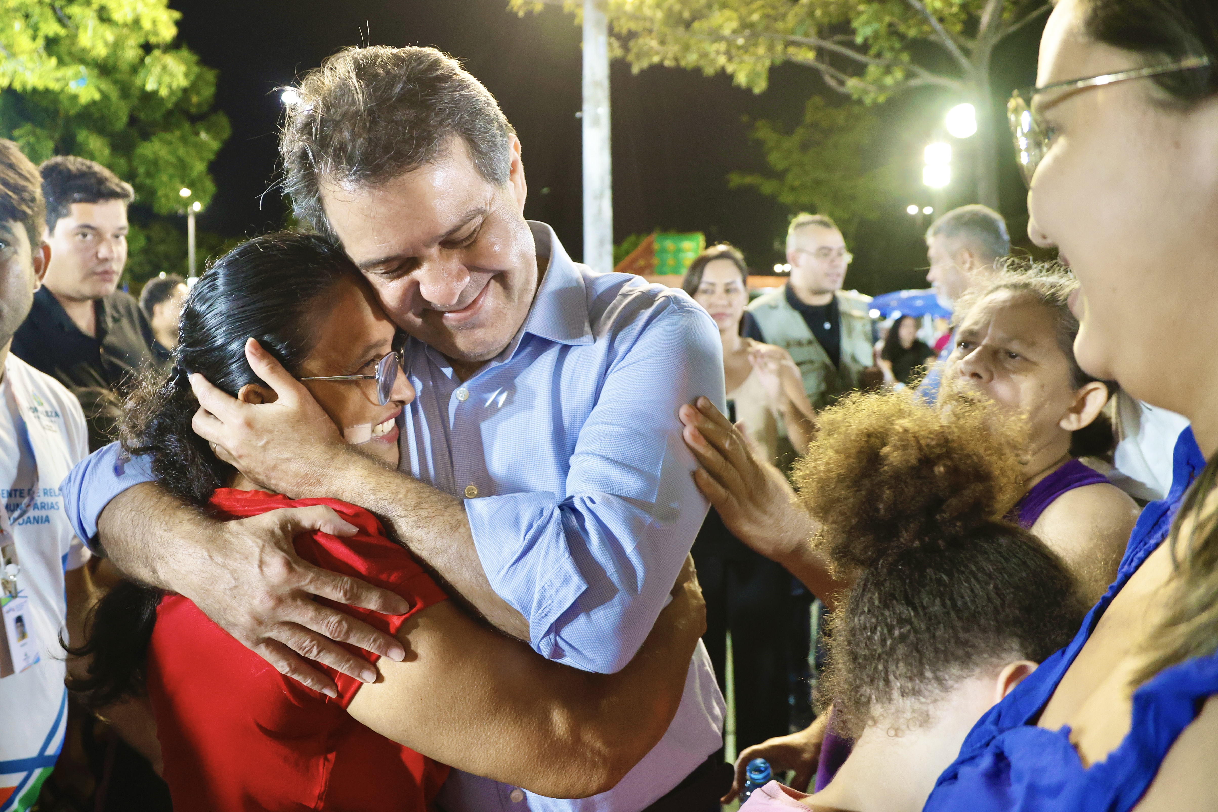 prefeito abraça uma senhora durante o evento